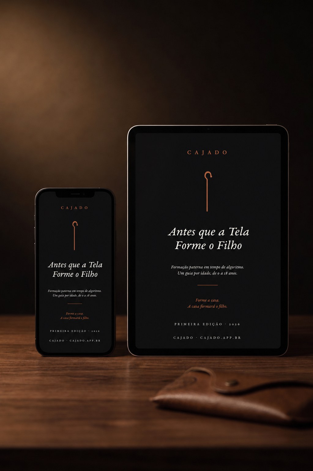 O guia Antes que a Tela Forme o Filho exibido no celular e no tablet, sobre uma mesa de madeira